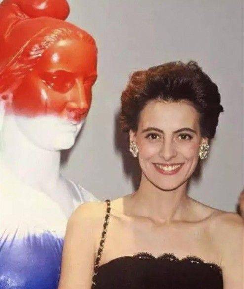 因为53岁秒杀布吕尼，被评为“法国最时髦女人”，是老佛爷的缪斯女神