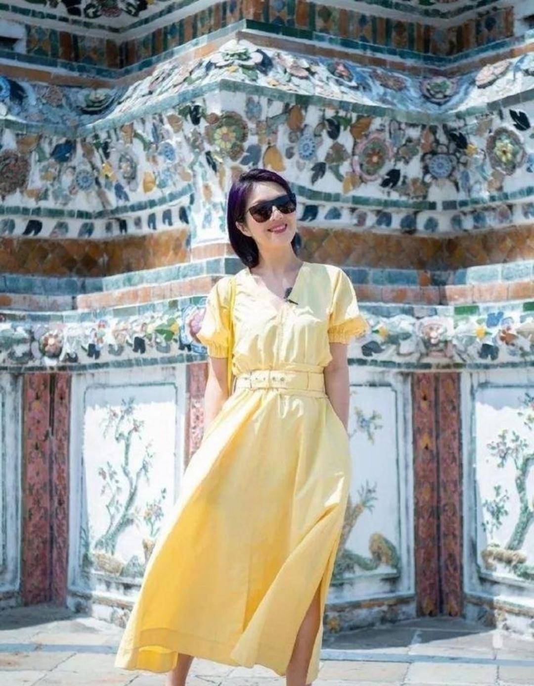 杨千嬅 杨千嬅紫色头发，在《妻旅3》太耀眼，穿着更是不像46岁的样子