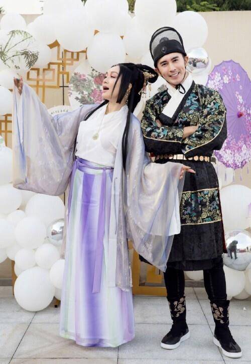 亲友钟丽缇办汉服主题派对庆49岁生日 穿烟紫色纱裙飘逸优雅