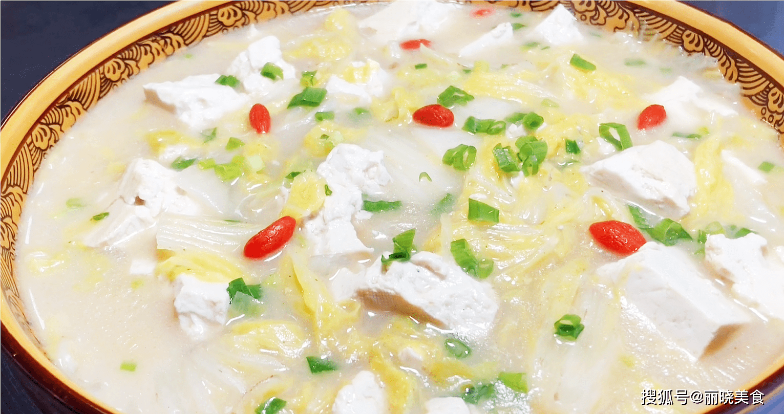 推荐食谱:【白菜豆腐汤】所需食材:白菜 豆腐 鸡蛋 葱 姜 蒜调味料:盐