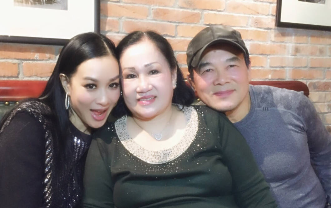 无论是大小节日还是日常生活,钟丽缇都不会忘记向父母表达他的爱和