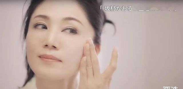漂亮52岁坂村薰拿下日本选美冠军，看这肌肤水嫩度，难怪能够艳压群芳