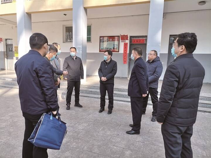 交城县委副书记,县长宋志江(左5)检查校园食品安全,疫情防控等工作2月