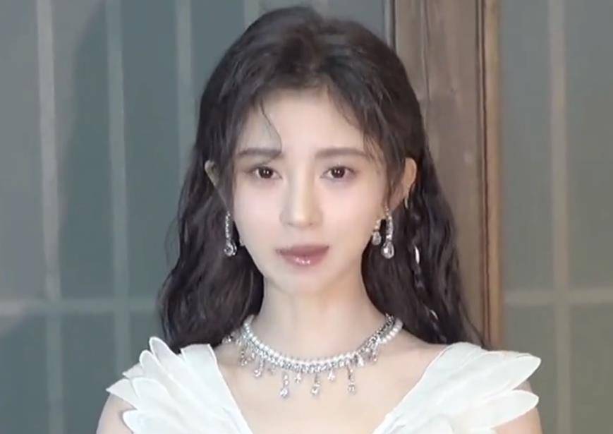 永久鞠婧祎终于想通了，洗掉半永久浓妆换上伪素颜，五官好真实