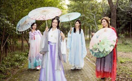 亲友钟丽缇办汉服主题派对庆49岁生日 穿烟紫色纱裙飘逸优雅