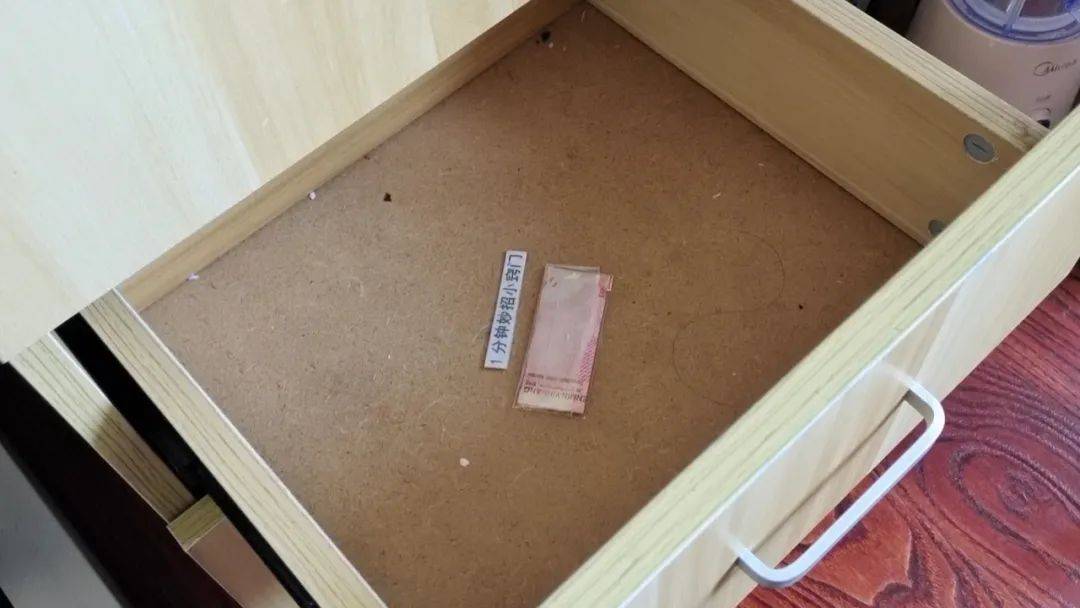 如果直接放在抽屉里,那么小偷一打开抽屉,就可以看到现金了,这样是