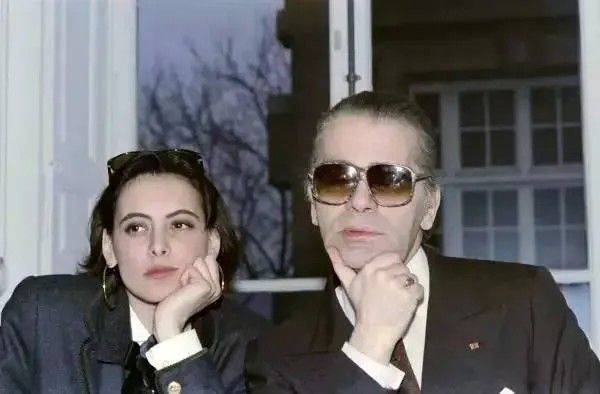 因为53岁秒杀布吕尼，被评为“法国最时髦女人”，是老佛爷的缪斯女神