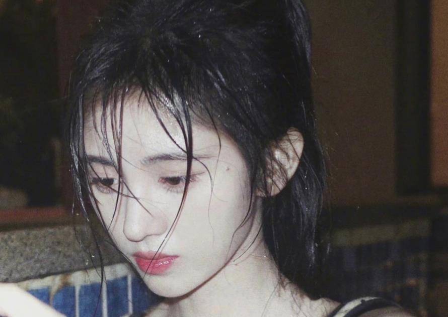 永久鞠婧祎终于想通了，洗掉半永久浓妆换上伪素颜，五官好真实