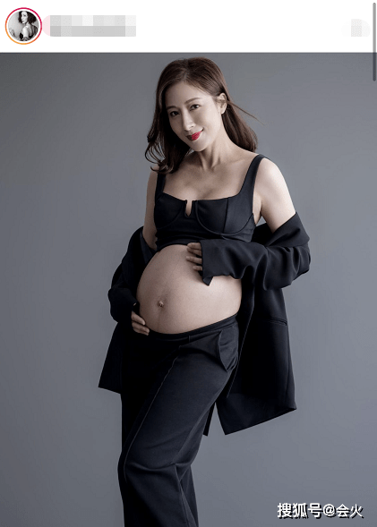 罗子溢|42岁杨怡晒二胎性感孕照！穿黑色内衣四肢纤细，称为孩子存脐带血