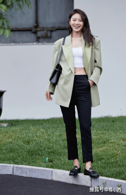 小白 尽量少穿小白鞋了,有些烂大街,看看这3双鞋子,时髦又洋气