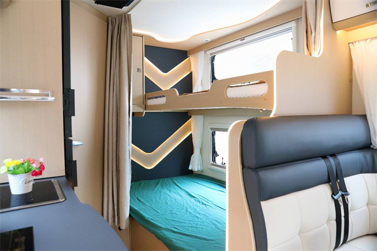 小峰哥推荐22款铂驰依维柯c型房车内饰精致更具现代化