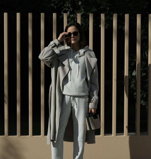 韩红暴 韩红暴瘦34斤！卫衣搭牛仔裤真时髦，站兵哥哥中间“小鸟依人”