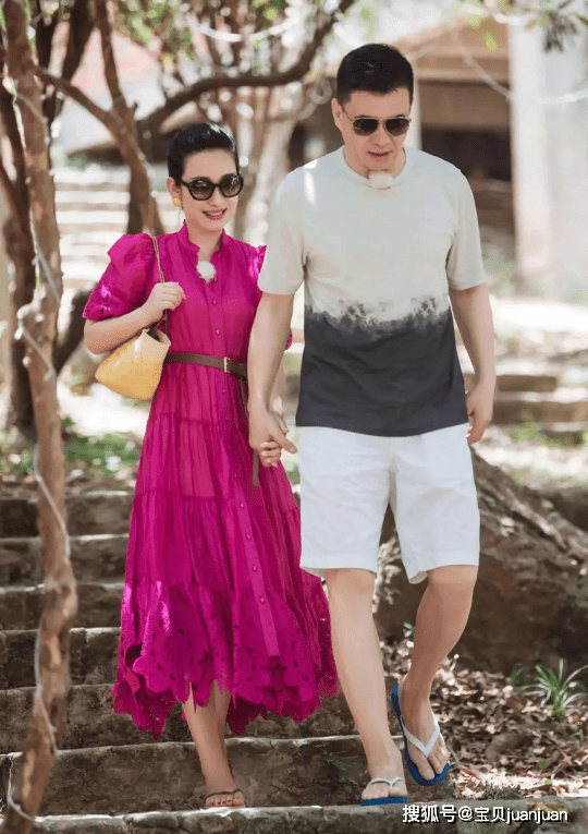 颜色 秦海璐和老公恩爱亮相,粉色连衣裙少女感十足,被爱的女人真幸福