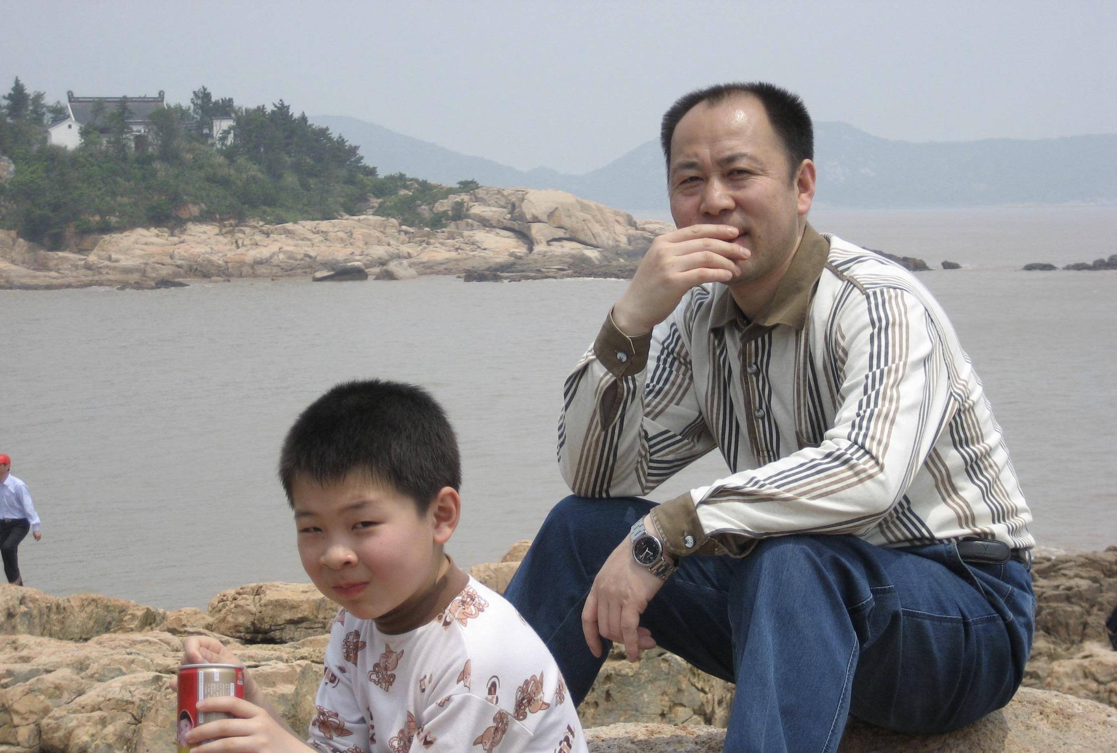 兄弟|“最年轻爷爷“走红，跟儿子站一起像兄弟，孩子都分不清谁才是爸爸