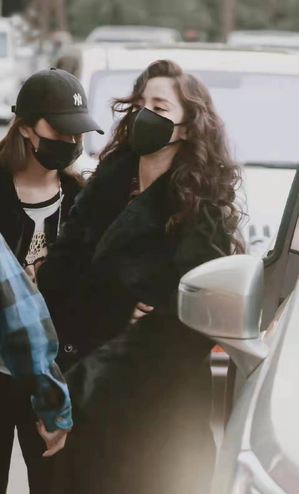 帆布鞋 杨幂穿黑色仿皮草单排扣长大衣配帆布鞋,卷发飘逸,简约保暖又高贵