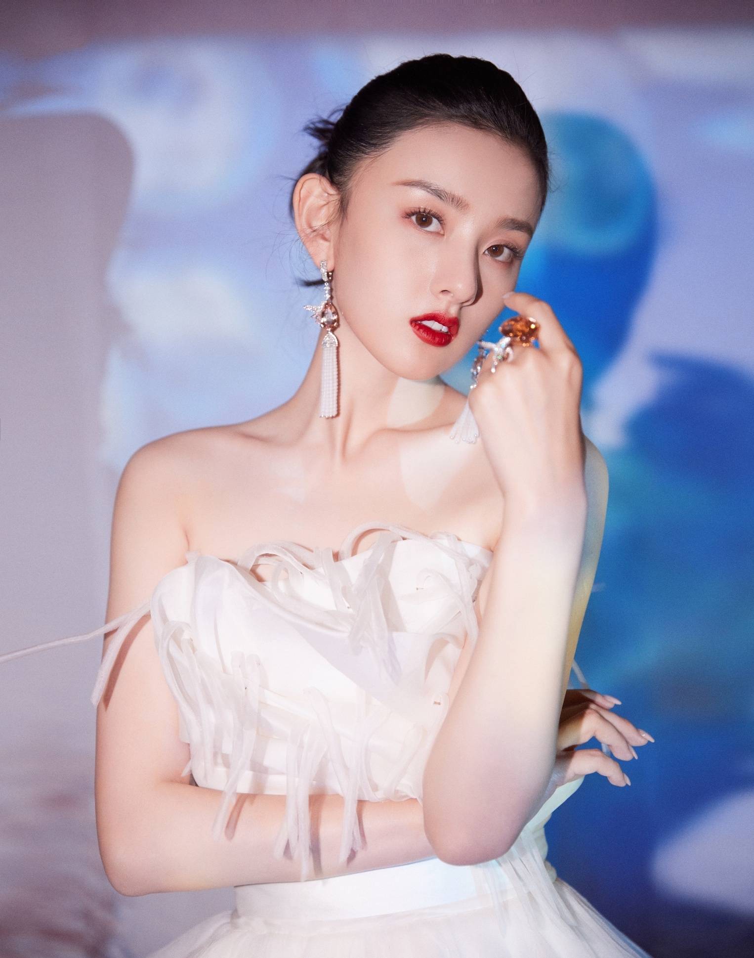 眼睛画不画眼妆，差别真的很大，秀智的樱花妆，宋祖儿的胭脂妆太迷人