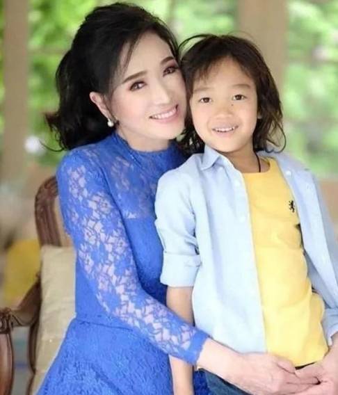 成功74岁“环球小姐”保养有方，与孙子合照像母子，网友：“钞”能力