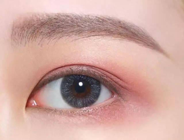 眼睛画不画眼妆，差别真的很大，秀智的樱花妆，宋祖儿的胭脂妆太迷人