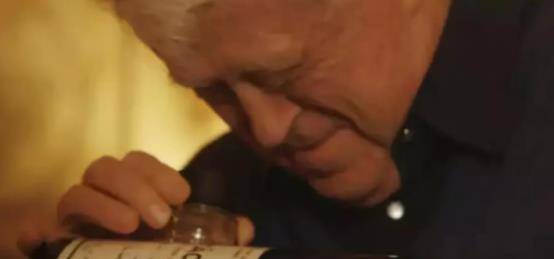 假酒|小伙因造假而坐牢,一帮富豪想法救他出狱,富豪:他的假酒太好喝