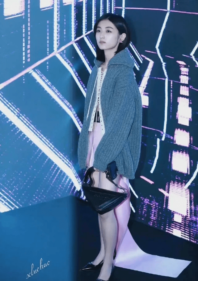 范足 Prada大合影亮点多!张子枫穿超短裙力压全场站C位,蔡徐坤巨星范足