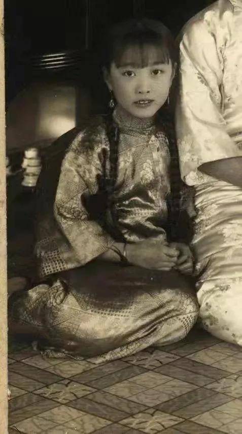 五格格韫馨韫馨出生于1917年,与四姐韫娴一起被父亲留在长春陪伴溥仪.