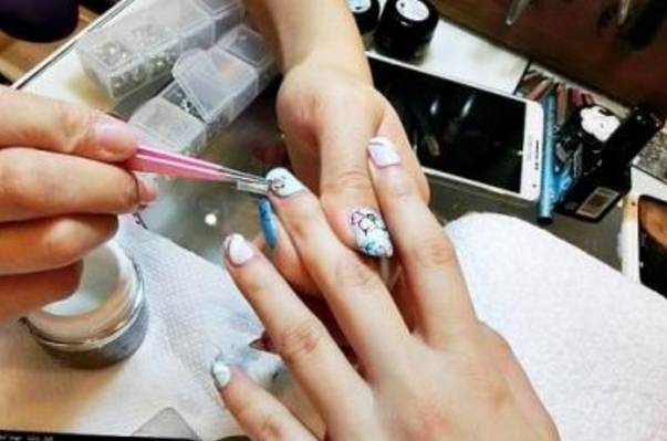 手部喜欢频繁做美甲的女生，身体或许会出现3个变化，早知道早好