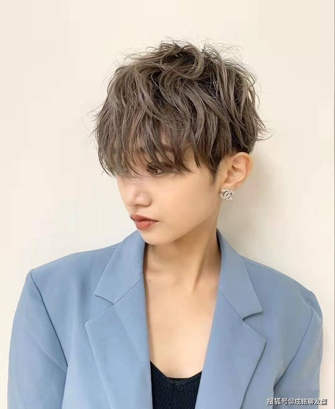 发型时尚减龄的短发,当属“时髦色+纹理烫”最流行,显脸小又显气质