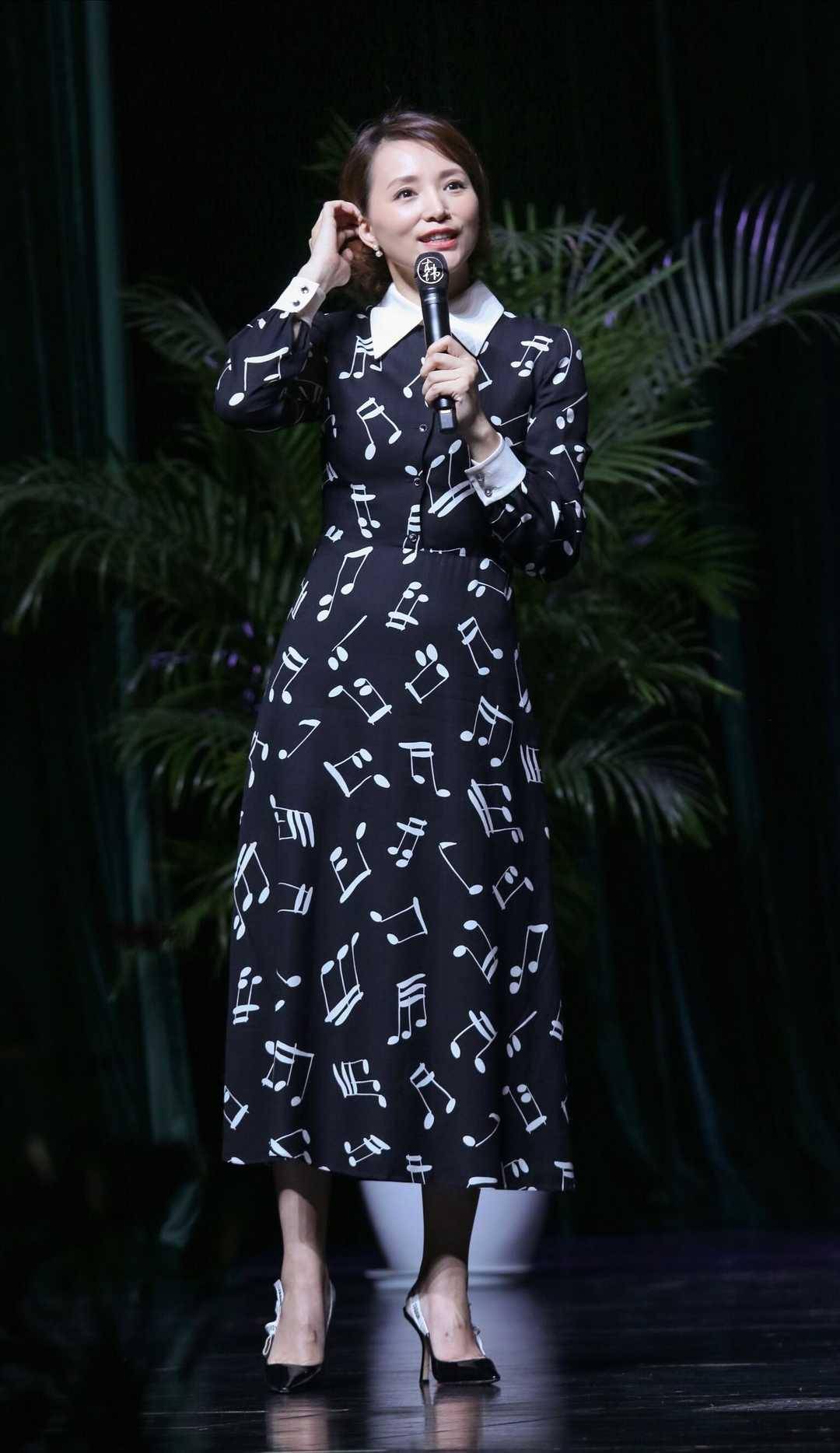 发型董卿卸妆前后差别真大!素颜出镜难掩盖疲态,终于相信你是70后了