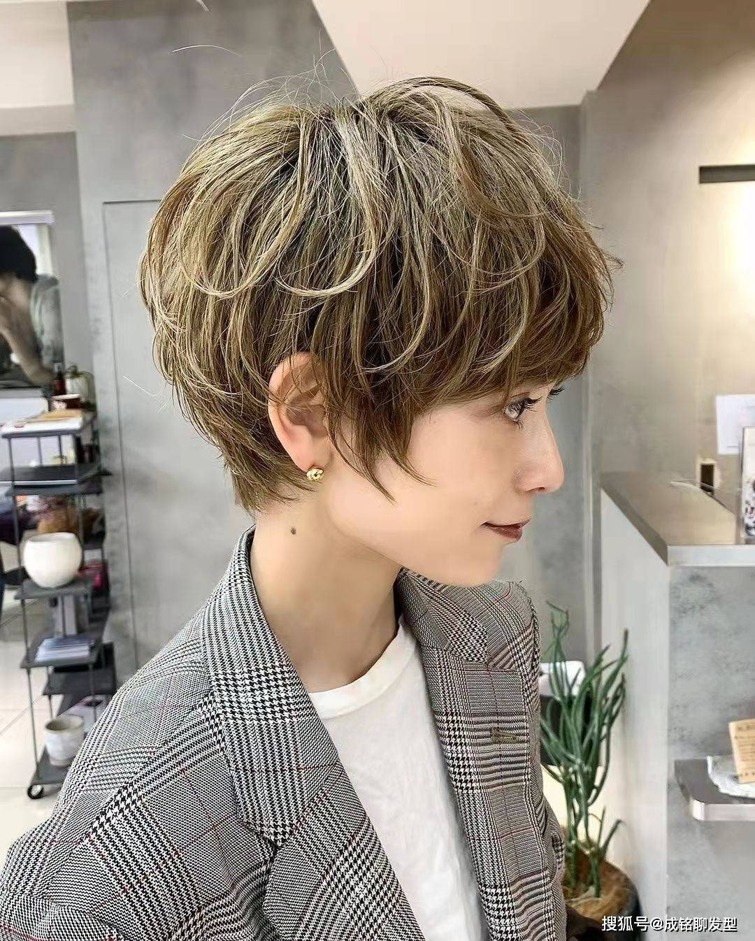 发型时尚减龄的短发,当属“时髦色+纹理烫”最流行,显脸小又显气质