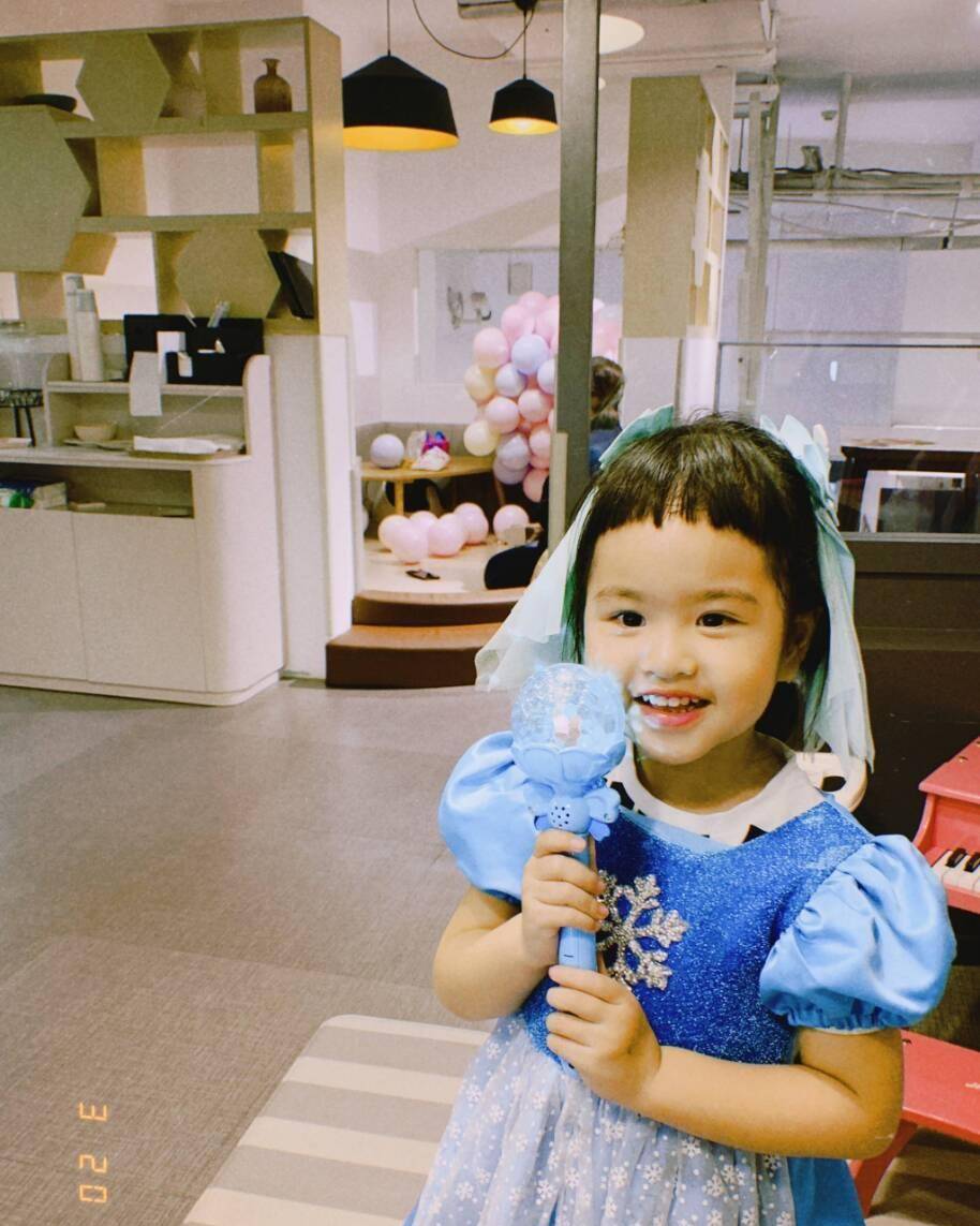 包文婧包贝尔为女儿庆四周岁生日,一岁到四岁饺子颜值一年一个样