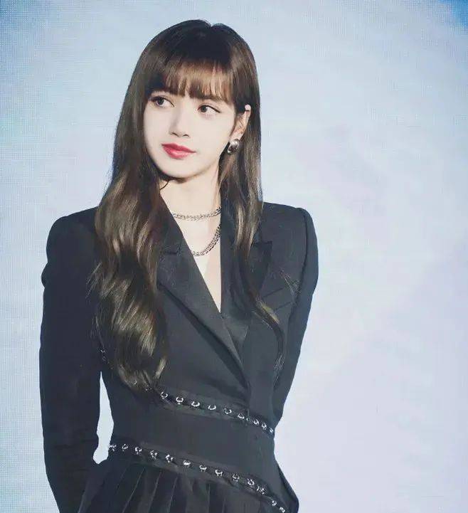 头皮患新冠痊愈后的Lisa，怎么完全认不出了...