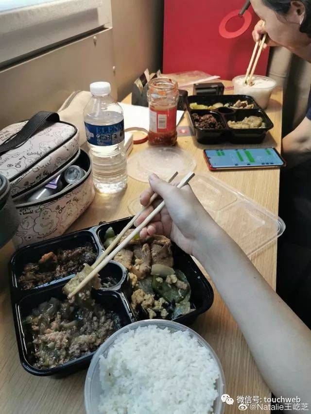 了三张照片,第一张是,几个人蹲在路边吃盒饭;第二张是在办公室吃盒饭