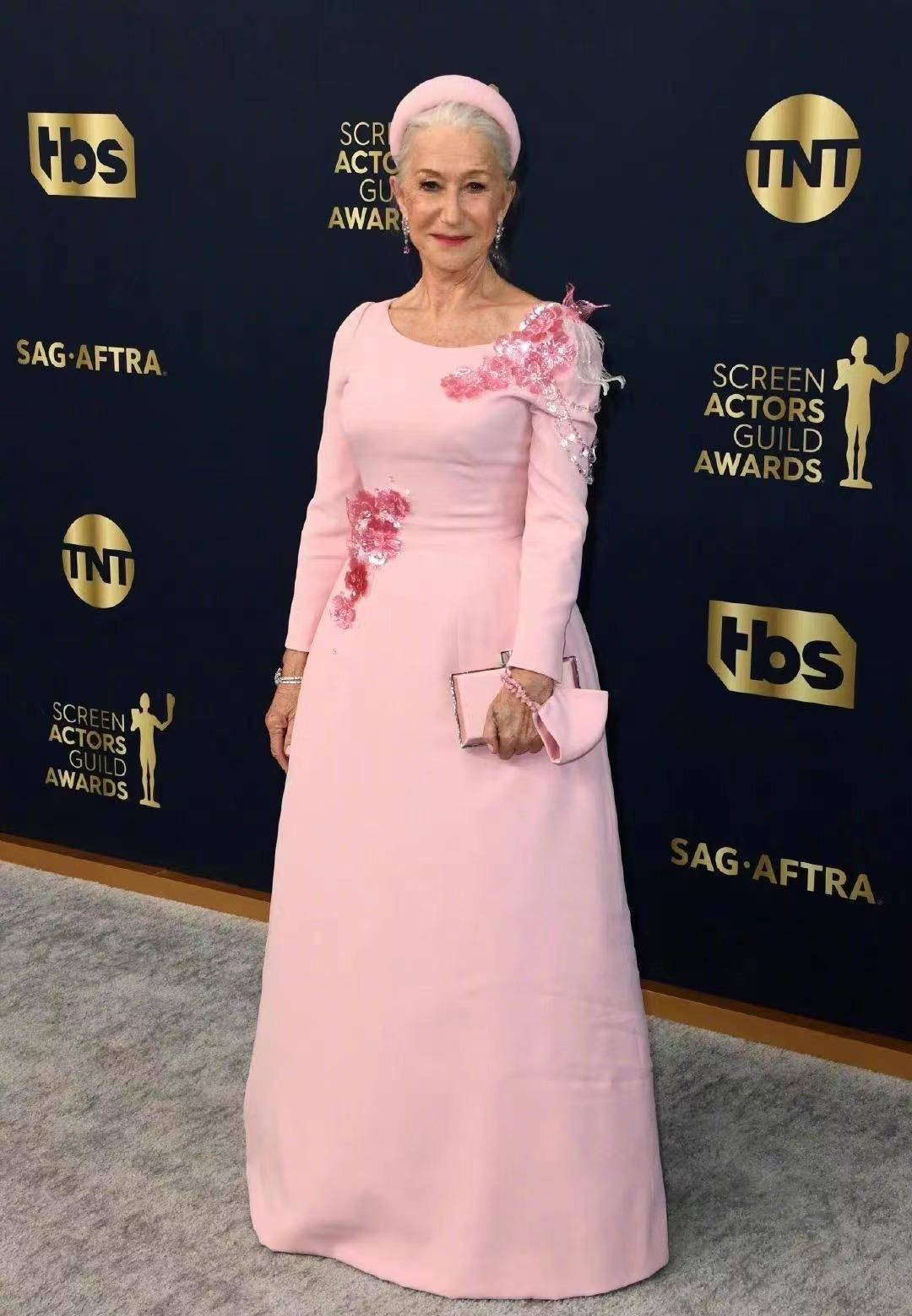 长裙Selena瘦身成功，鱿鱼游戏剧组惊艳亮相，却也被大魔王夺去风头