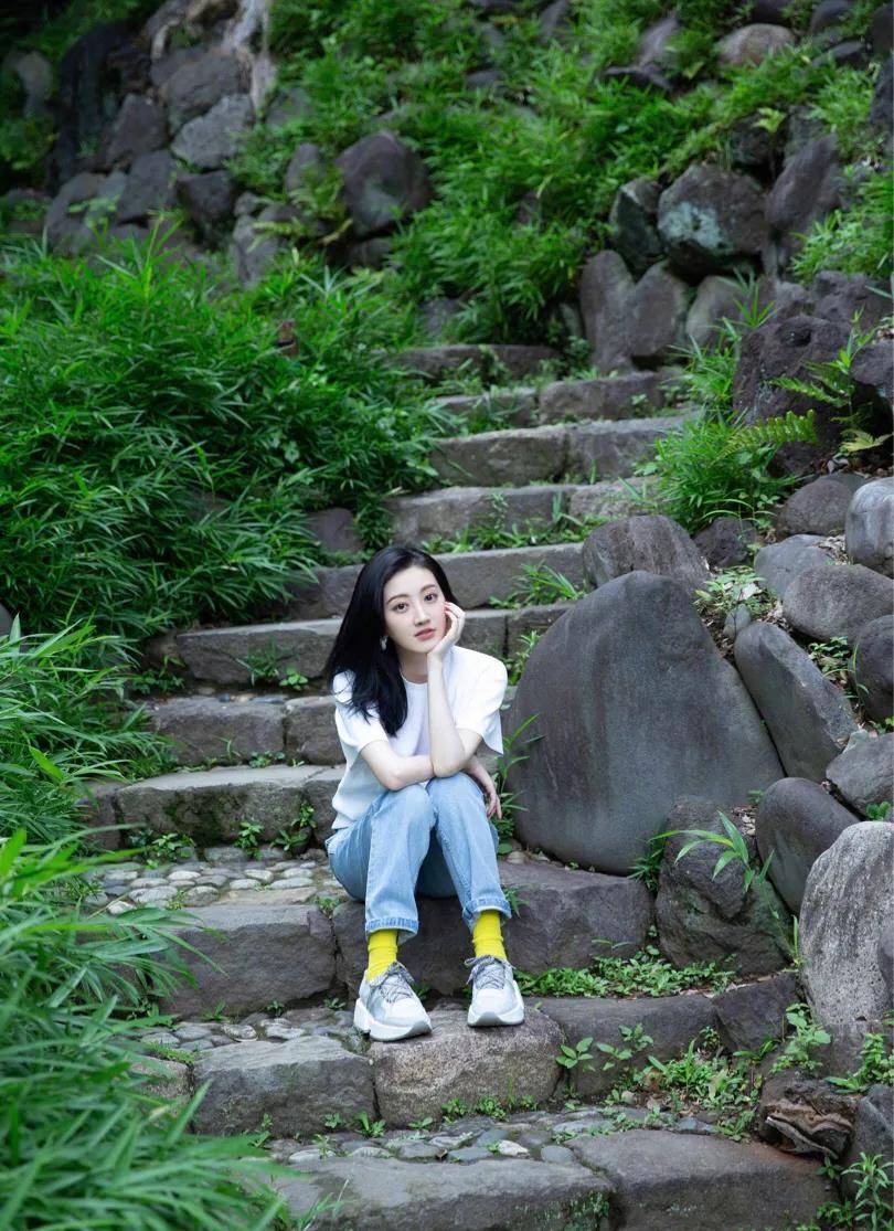 耳环 31岁的景甜换了个眉毛颜值竟然回春了，好像年轻的柳飘飘