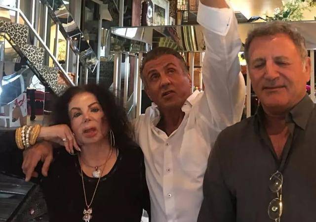 因为98岁还整容?史泰龙妈妈近照曝光,脸上满是后遗症:从美人到怪兽