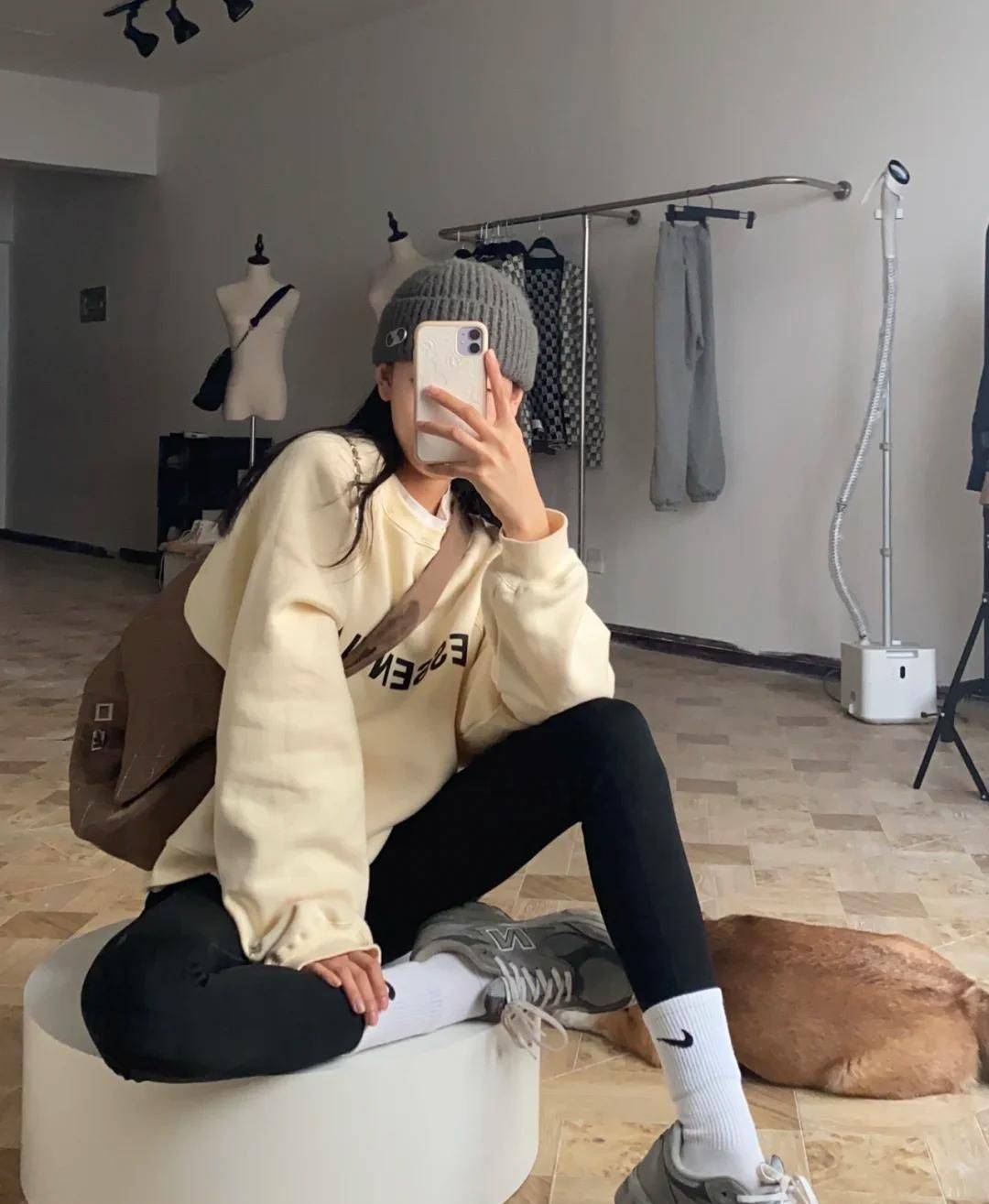 卫衣 “鲨鱼裤+白袜+老爹鞋”,等于春天最美下半身,时髦显腿长又减龄