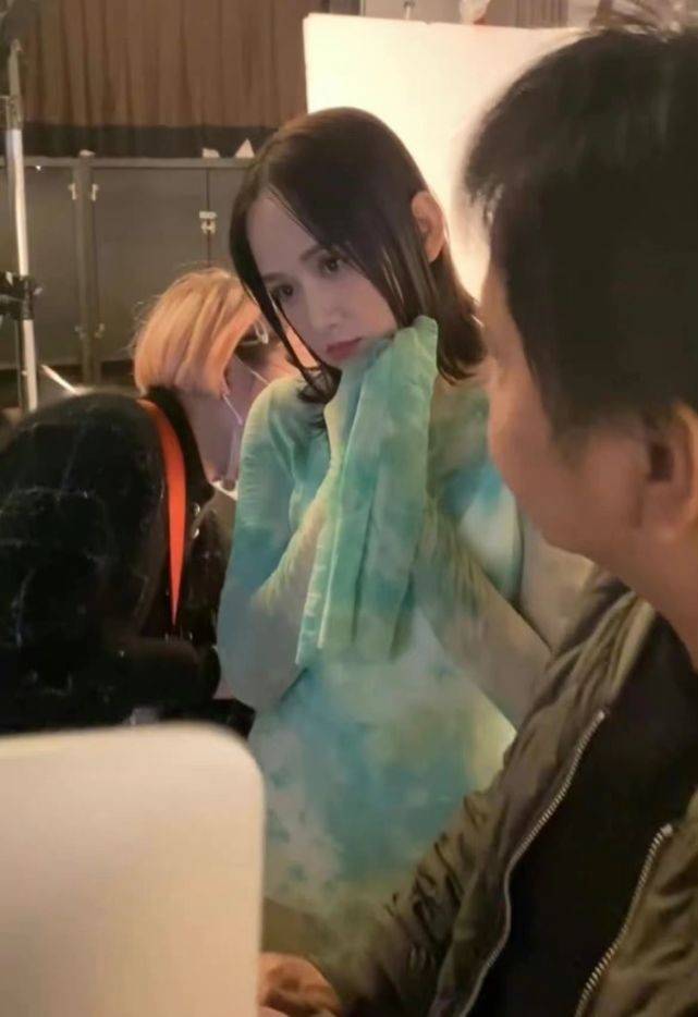 廓形 陈乔恩终于公开亮相！摘掉口罩变“硅胶脸”，助阵男友画展却翻车
