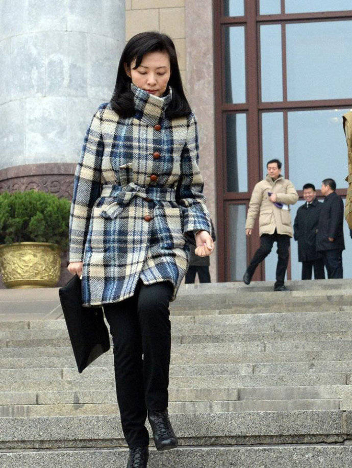 大衣 51岁周涛走机场太“长脸”,穿黑色大衣优雅知性,简装难掩好气质