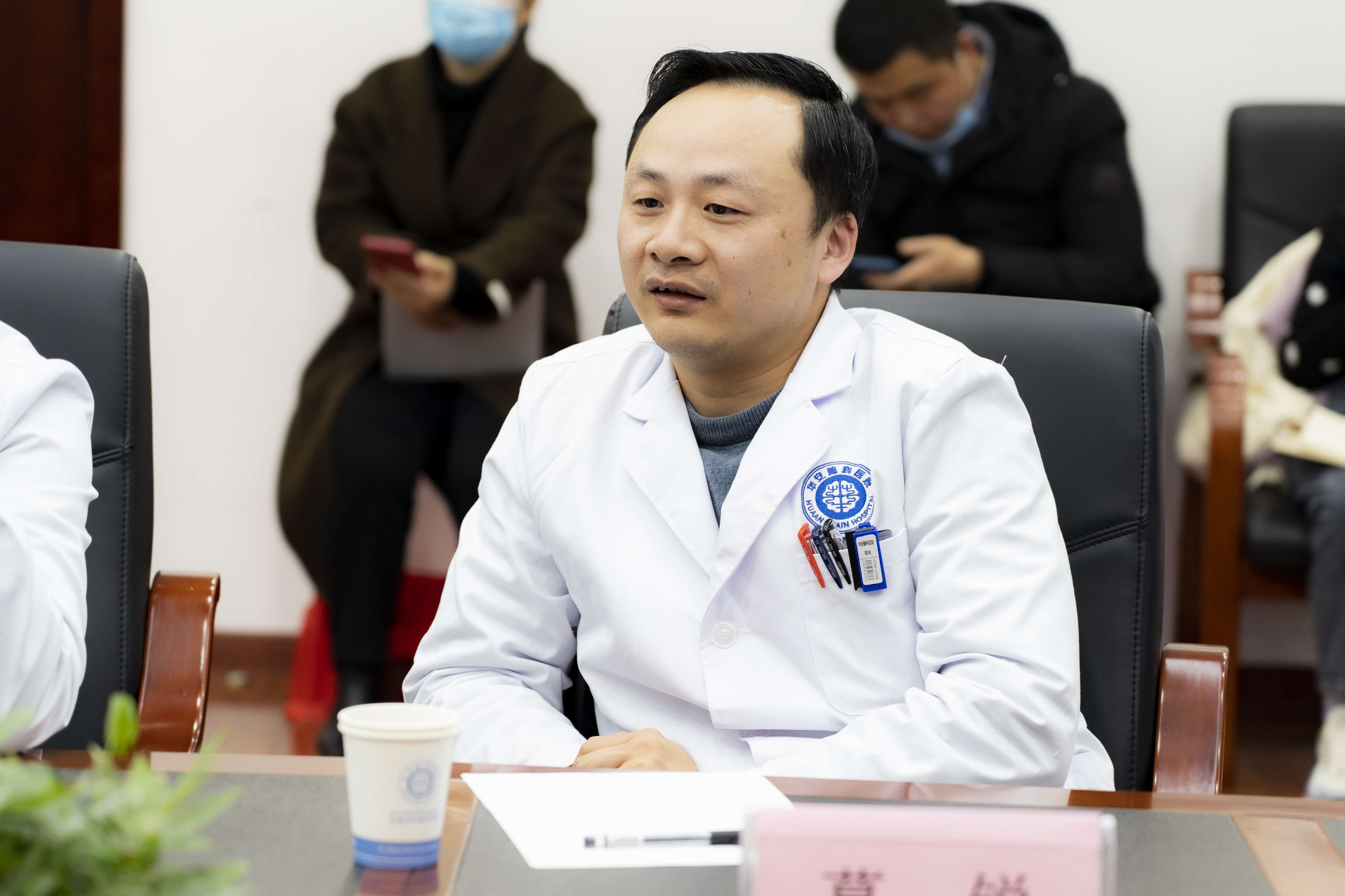 徐俊健杨先清教授(华安脑科医院副院长)王春琳教授(左),周农教授(右)