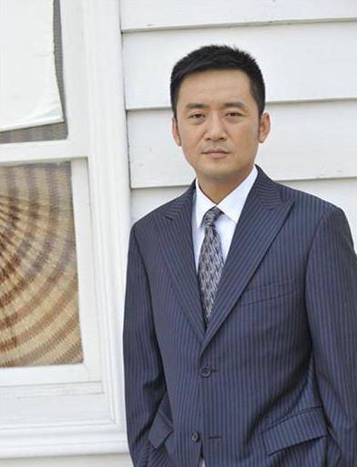 他宁可与父亲闹僵,也要拍戏,为拍戏穿内增高,却为老婆选择隐退_李坤霖