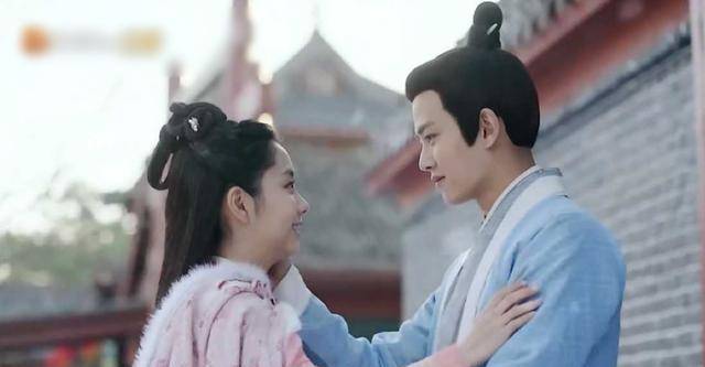 因为|任嘉伦与谭松韵同框，礼貌距离先抢镜，细节里展露已婚男士的素养