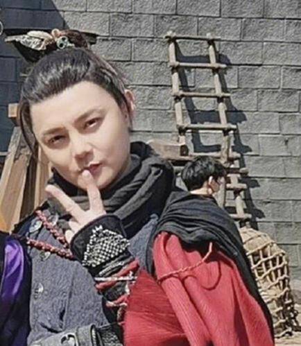 因为|尹正发文“求放过”，路透胖出“玻璃心”，网友：演员服务角色