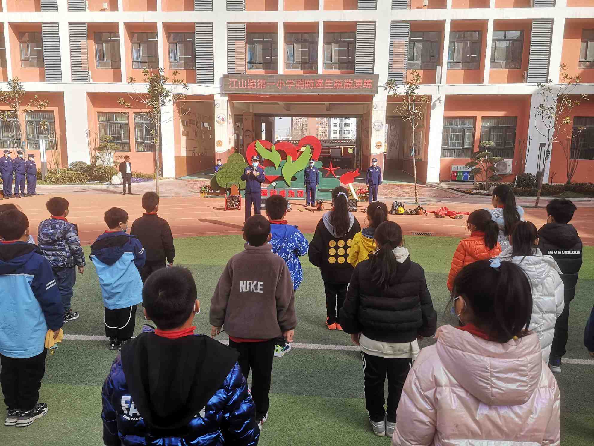 江山路第一小学: 消防安全进校园 上好开学第一课_演练_师生_天明路