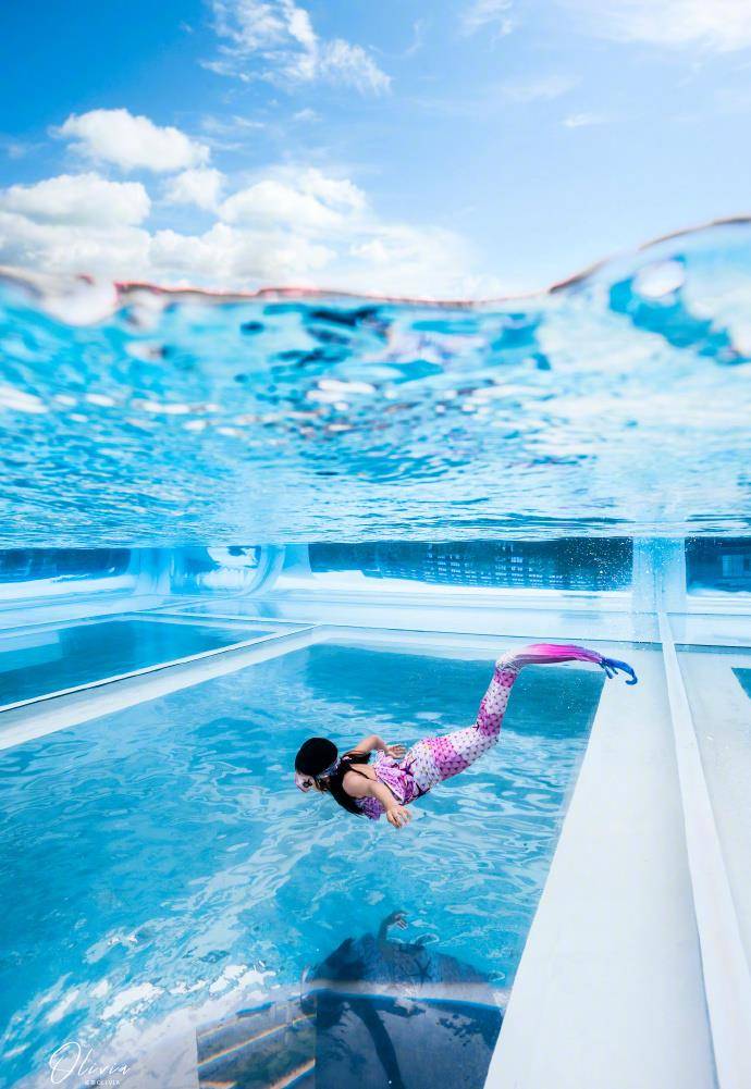 漂亮|董璇晒与女儿美人鱼照,手牵手游泳超有爱,小酒窝水中翻转360度