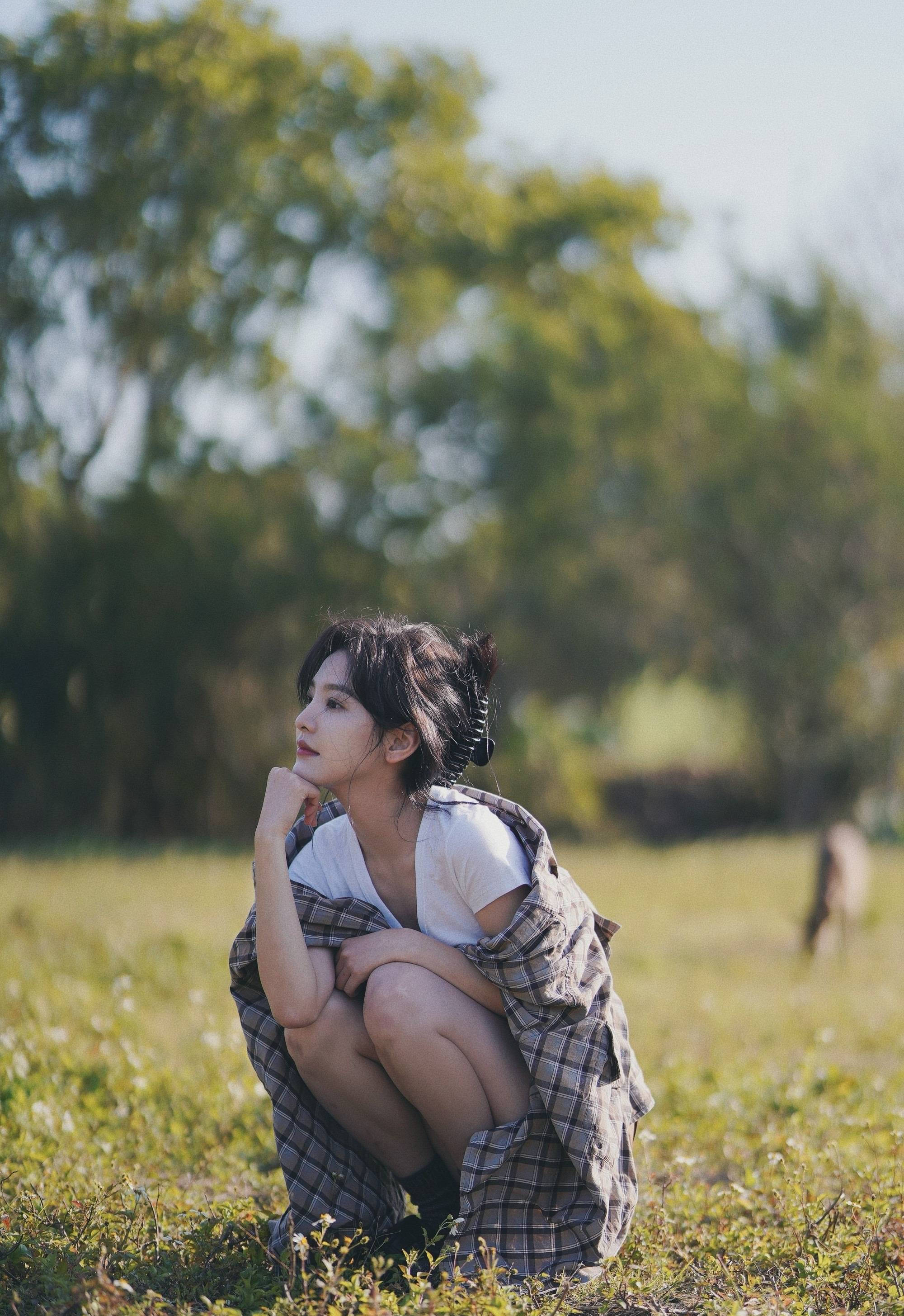 章若楠分享森系活力写真 眼神灵动纯净少女感满满
