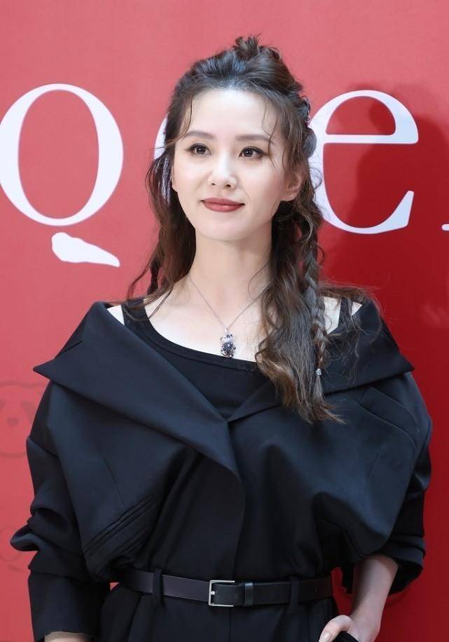 黑色 刘诗诗浓妆艳抹的样子还挺耐看的，一身高端气质黑，看着好更高挑