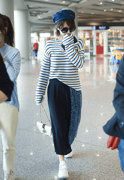 服装 杨紫日常穿的服装好普通，看着和路人没什么区别，真是太低调了