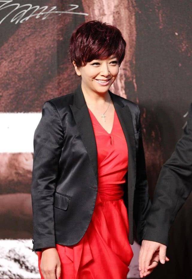 更有吸引力 江珊高调走红毯，52岁穿深V秀长腿，气质咋比二十多岁时还好