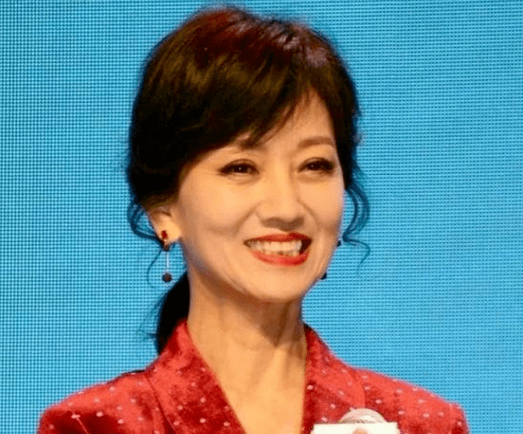 萧蔷滤镜美颜、老年扮嫩，这5位大龄女星太假，水桶腰、皱纹遮掩不住