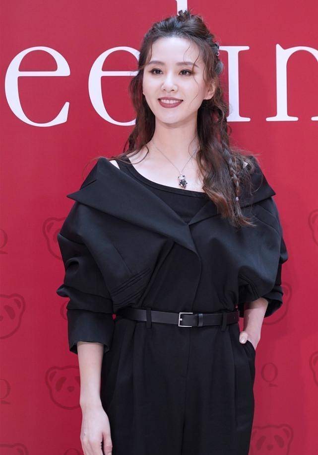 黑色 刘诗诗浓妆艳抹的样子还挺耐看的，一身高端气质黑，看着好更高挑